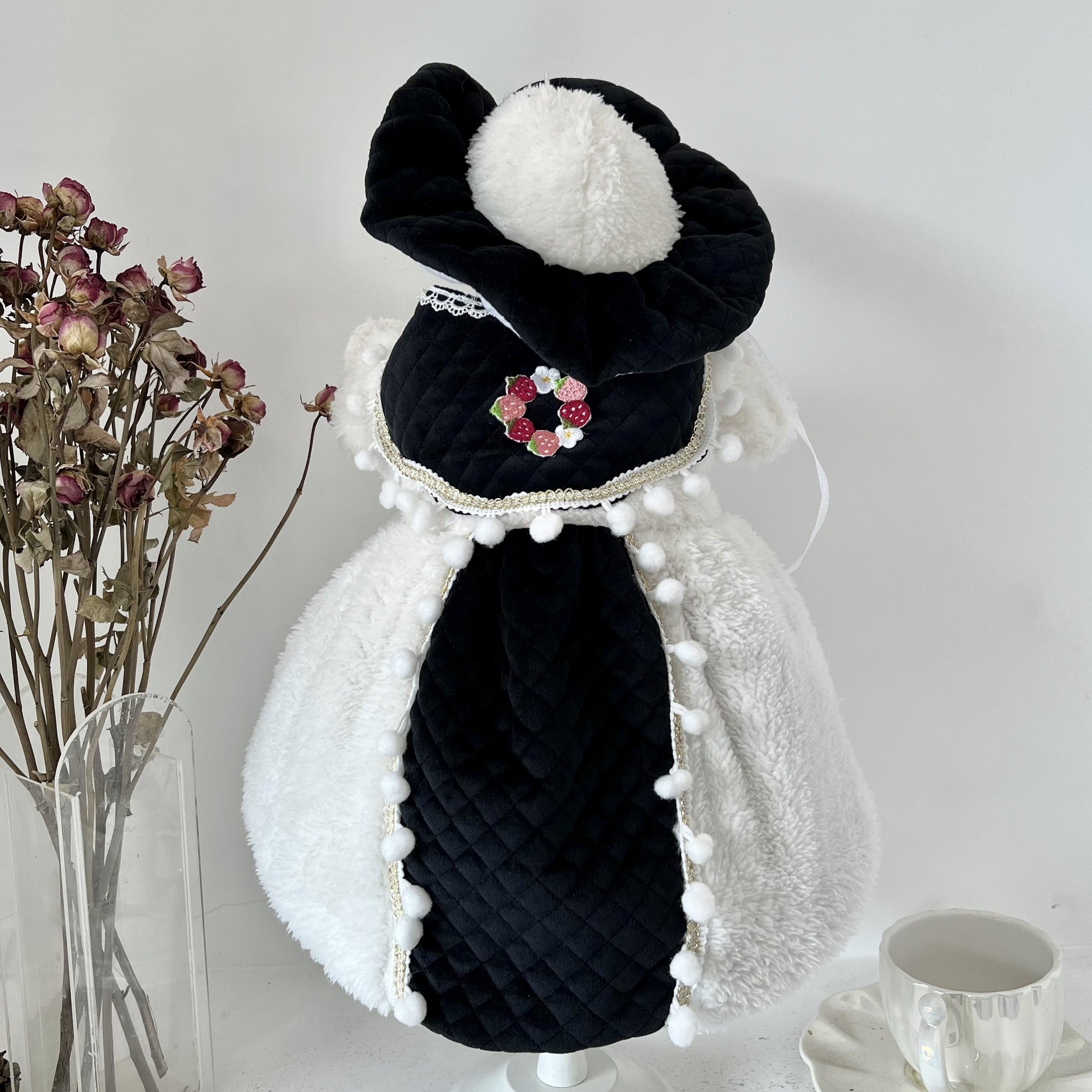 いちごのワンポイントが可愛いぽんぽんつき冬コートと帽子のセット