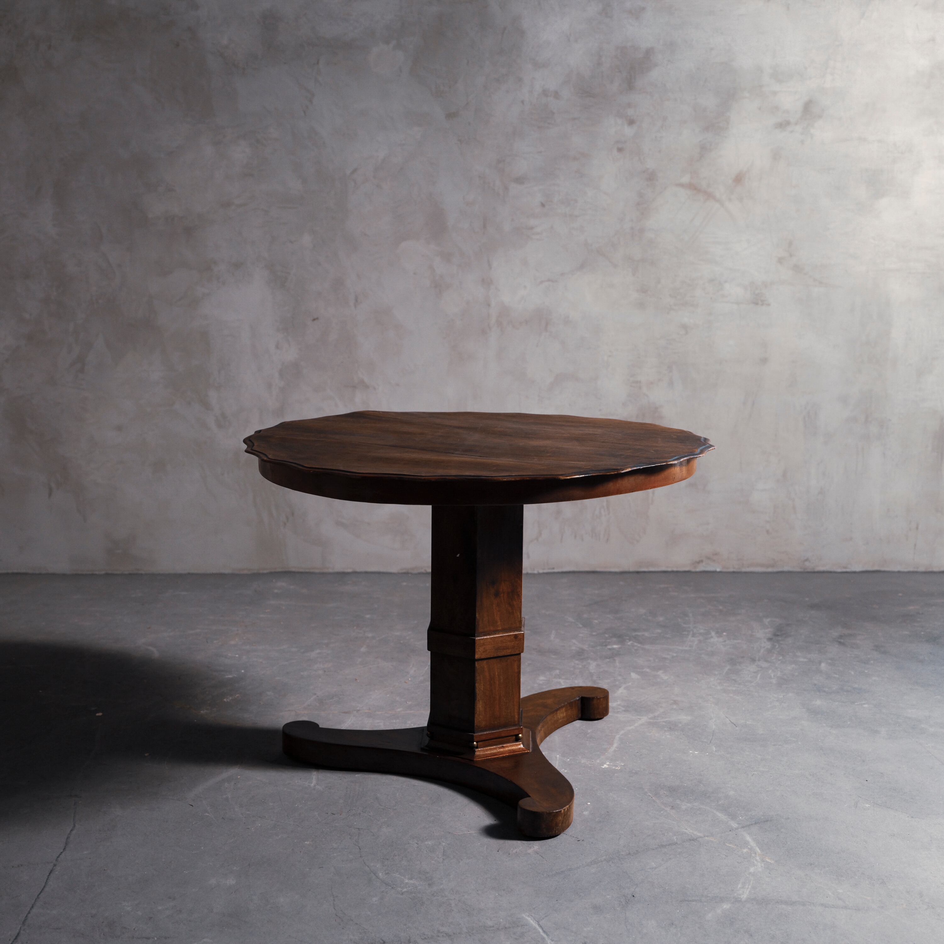 テーブル/ラウンドテーブル/サイドテーブル/アンティーク/机インテリア/店舗什器/カフェ/スタジオ/撮影背景