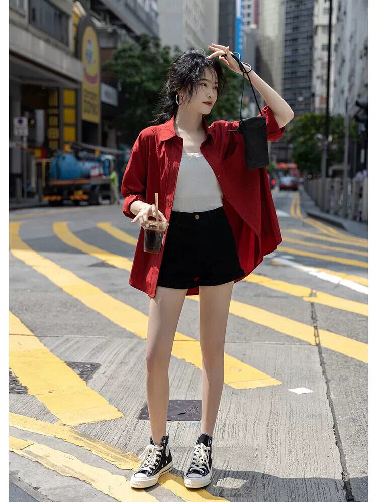 秋の新しいレトロな赤いシャツの女性のニッチなデザインルーズと