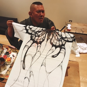 東學オリジナル手描きＴシャツ「首から蝶々 (butterfly)」