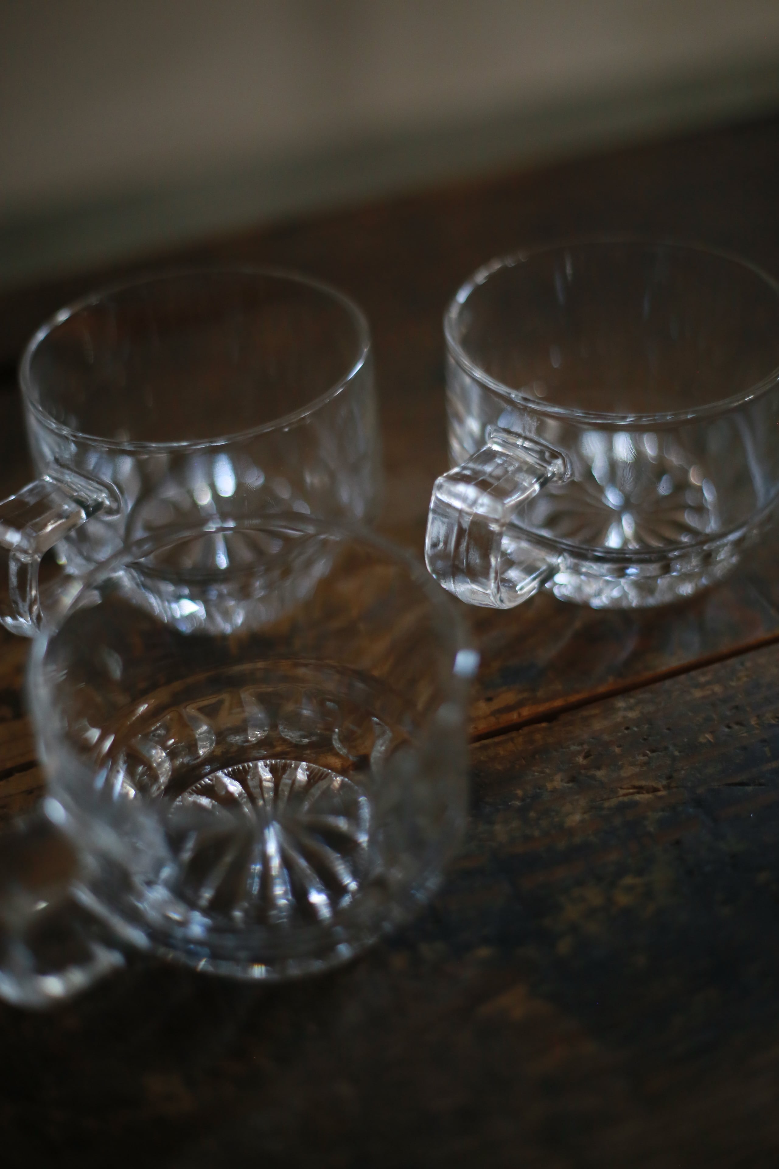 古い国産のガラスカップ