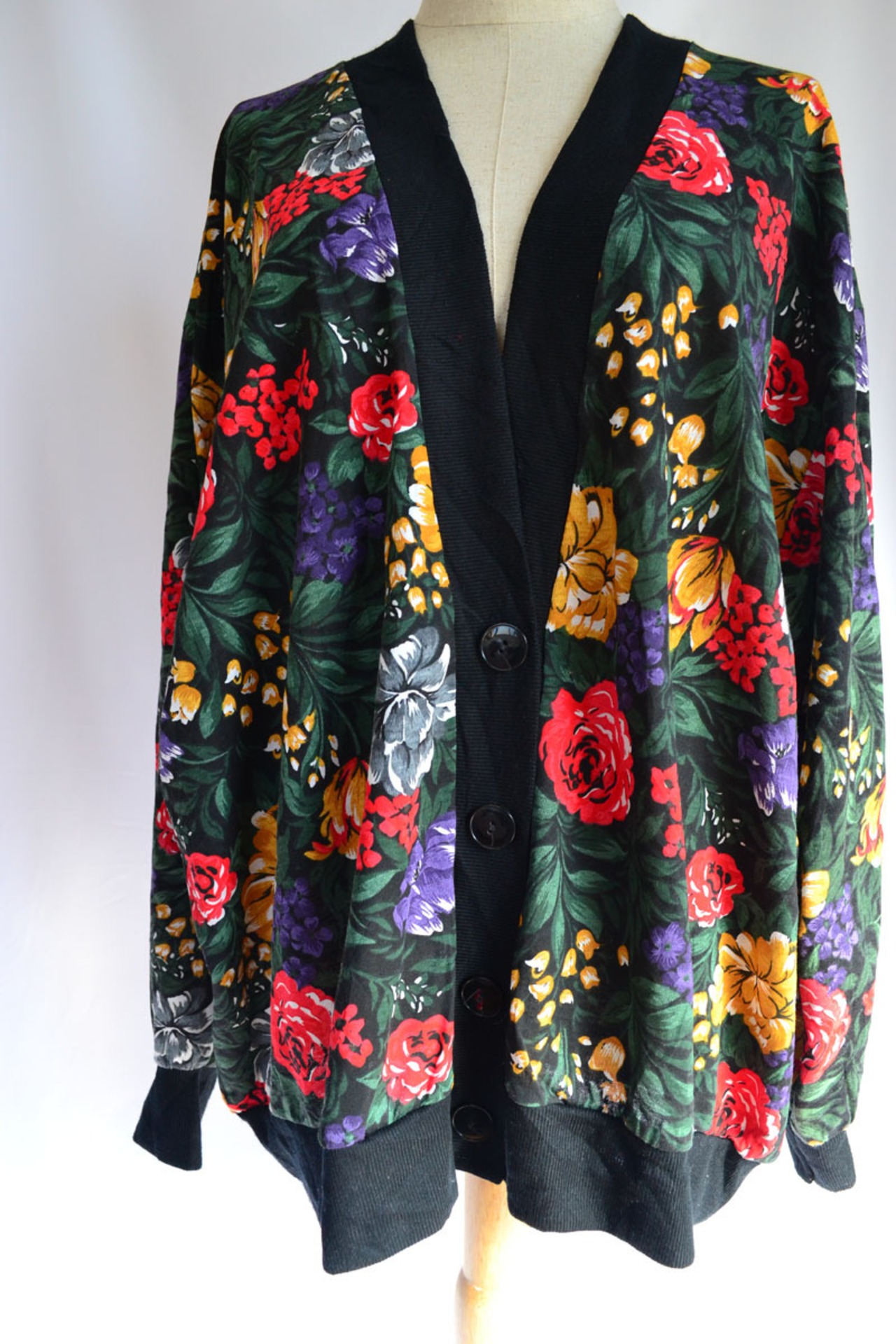 アメリカ製の花柄カーディガン