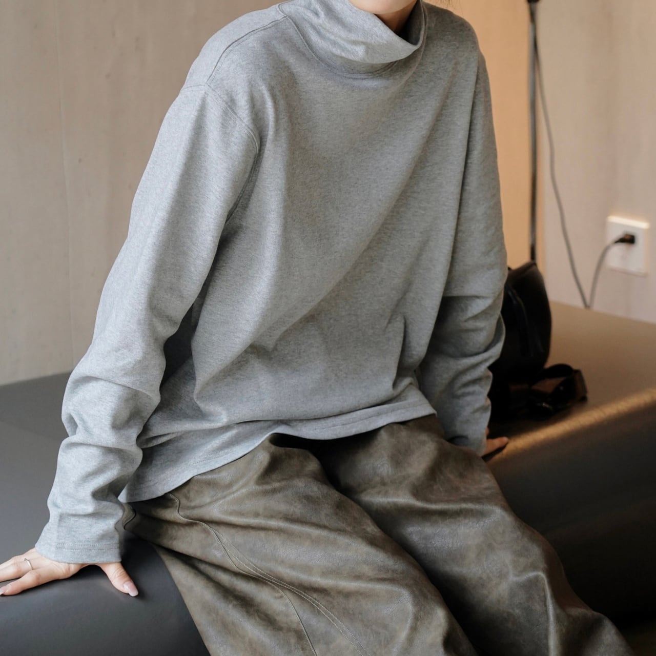 リラックスフィットハイネックプルオーバー A02011