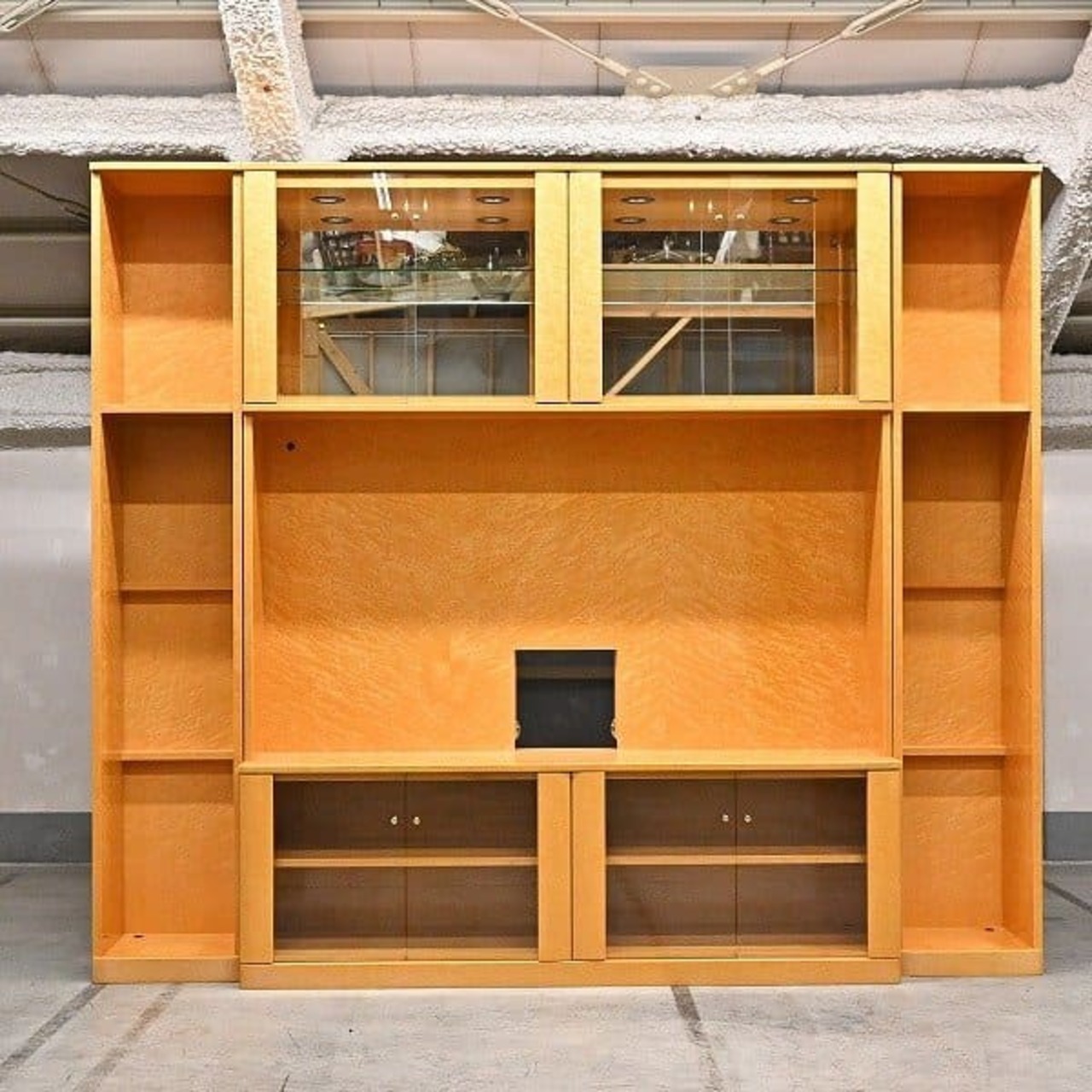 ★IDC大塚家具 150万「スプレンダー」リビングボード テレビ台 バーズアイメープル 照明付き キャビネット 飾り 希少材 収納家具 壁面 高級【中古家具/中古インテリア/USED家具ユーズド家具/リサイクル】