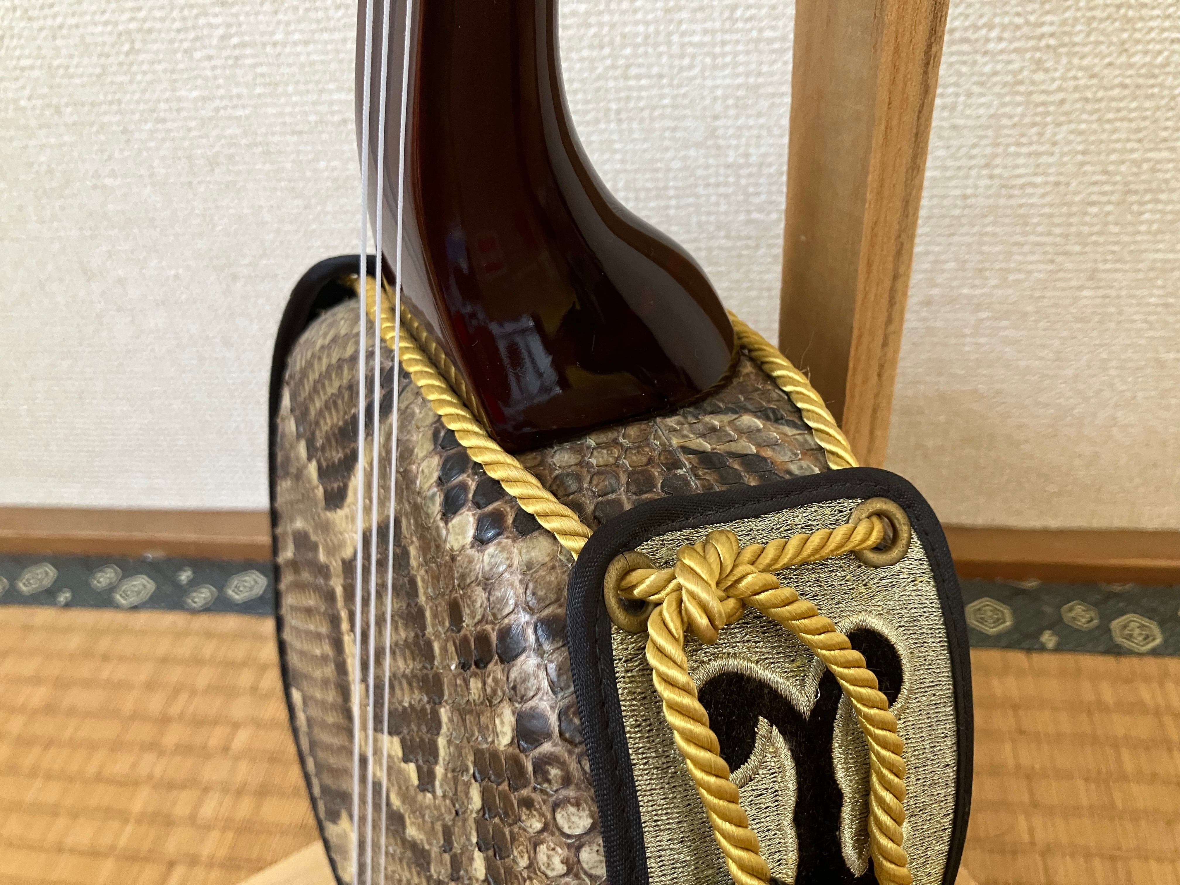 名工上原良光作 ヤンバルユシ木マカビ型 スンチ仕上げ | クオレ三線