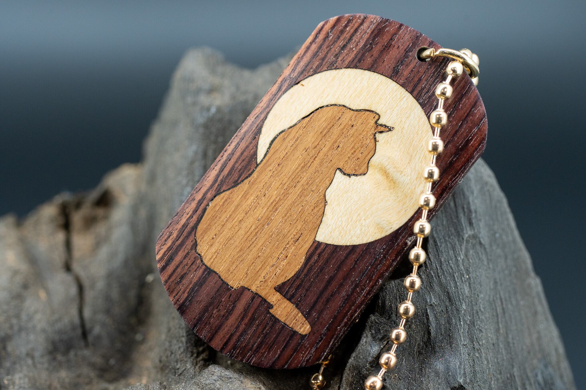 【王室御用達 】 キングウッド ドッグタグ 象嵌 横を向く上品な猫