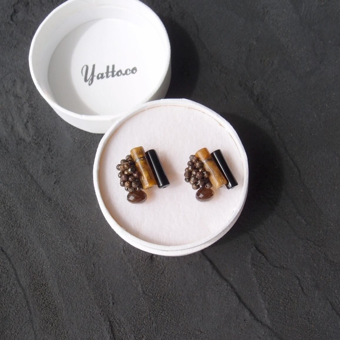 【天然石刺繍/ピアス】 Tiger's Eye × Bronzite × Black Onyx Earrings