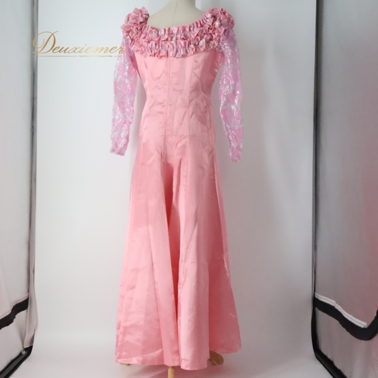 フラダンス 衣装 ワンピース ドレス ピンク系 LeiAloha ハワイアン アロハ フラ ダンス レッスン 練習 フリル レース サテン生地 光沢感 透け感 長袖 ラメ 華やか かわいい おしゃれ 上品 高級感 大人っぽい フレアスカート シルバー系 フラダンス用ドレス ダンス発表会 高級感ある衣装 レディースフレアスカート