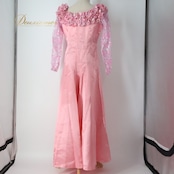 フラダンス 衣装 ワンピース ドレス ピンク系 LeiAloha ハワイアン アロハ フラ ダンス レッスン 練習 フリル レース サテン生地 光沢感 透け感 長袖 ラメ 華やか かわいい おしゃれ 上品 高級感 大人っぽい フレアスカート シルバー系 フラダンス用ドレス ダンス発表会 高級感ある衣装 レディースフレアスカート