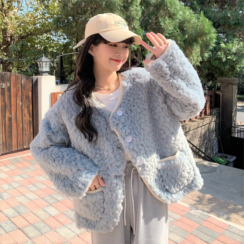 愛され モコモコ フェイクファー ブルゾン アウター ノーカラー ゆったり フェミニン 上品 きれいめ 大人女子 女っぽ デートコーデ Lamitte Deco トレンド 韓国ファッション ショップ Base店