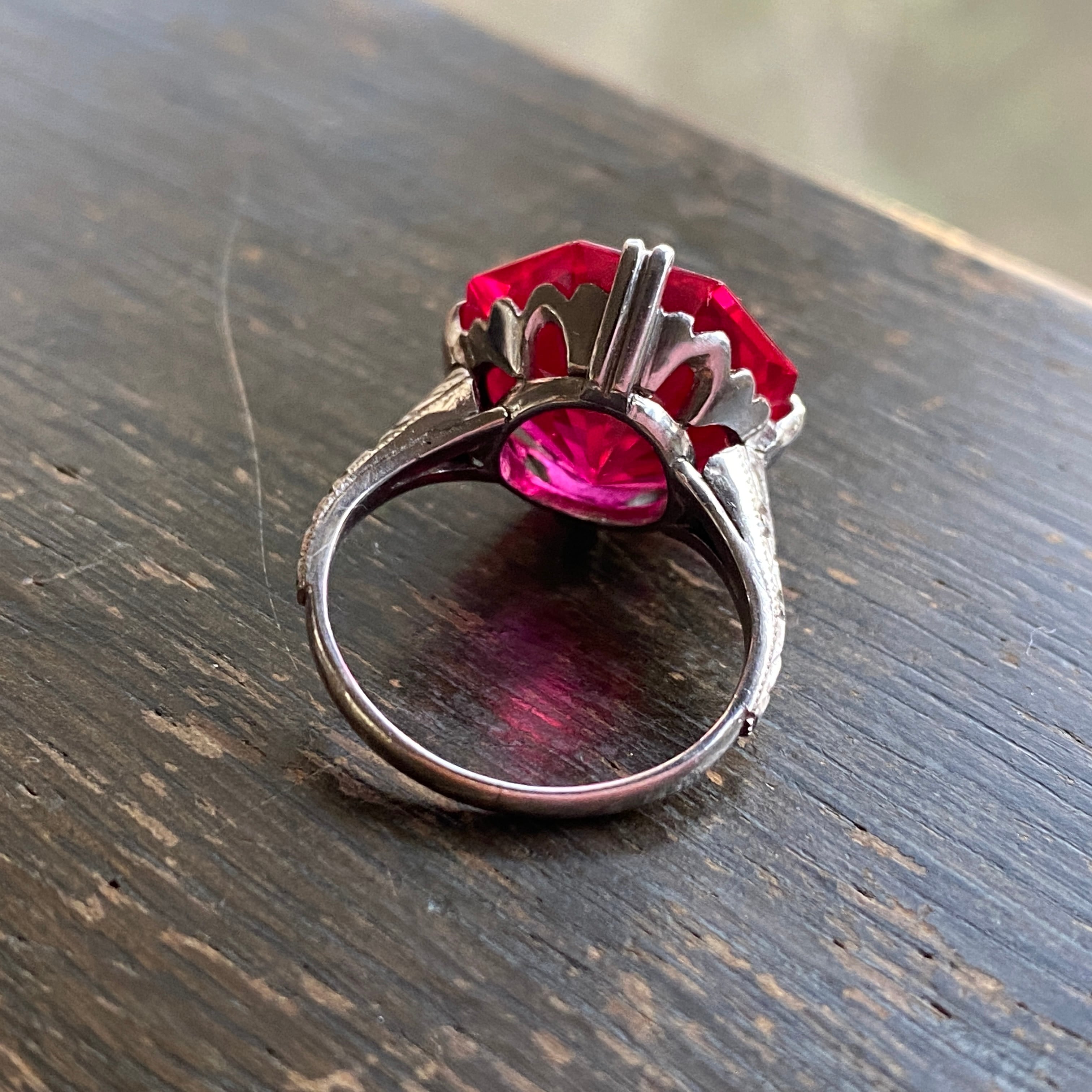 ヴィンテージ　合成ルビー八角カット和彫りのリング