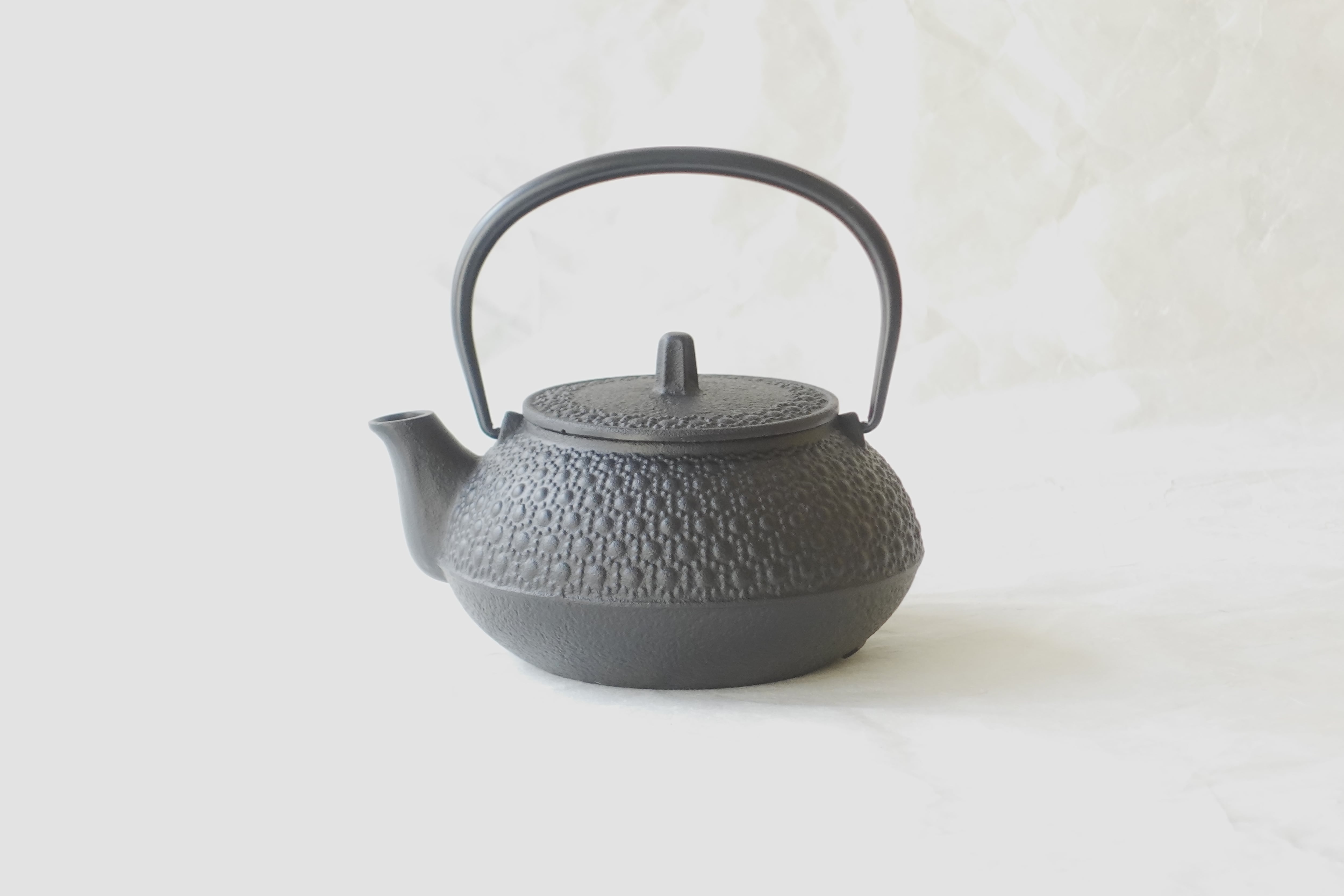 H29 「南部鉄器 急須(扇模様)」 鉄瓶 伝統工芸 伝統工芸品 南部鉄器 鉄瓶兼用急須 5型 亀甲 650ml 直火用 | 小林漆陶