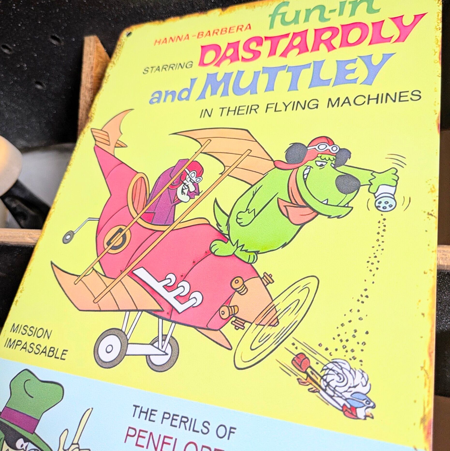 ♧ 送料無料!ちょうどいいブリキ看板 ビンテージ加工【 Wacky Races( チキチキマシン猛レース ) / ケンケン / ハンナ・バーベラ 】 METAL SIGN / メタルサイン / ブリキ看板 / サインボード / ビンテージ加工 〚アメリカン雑貨 アメトイ〛