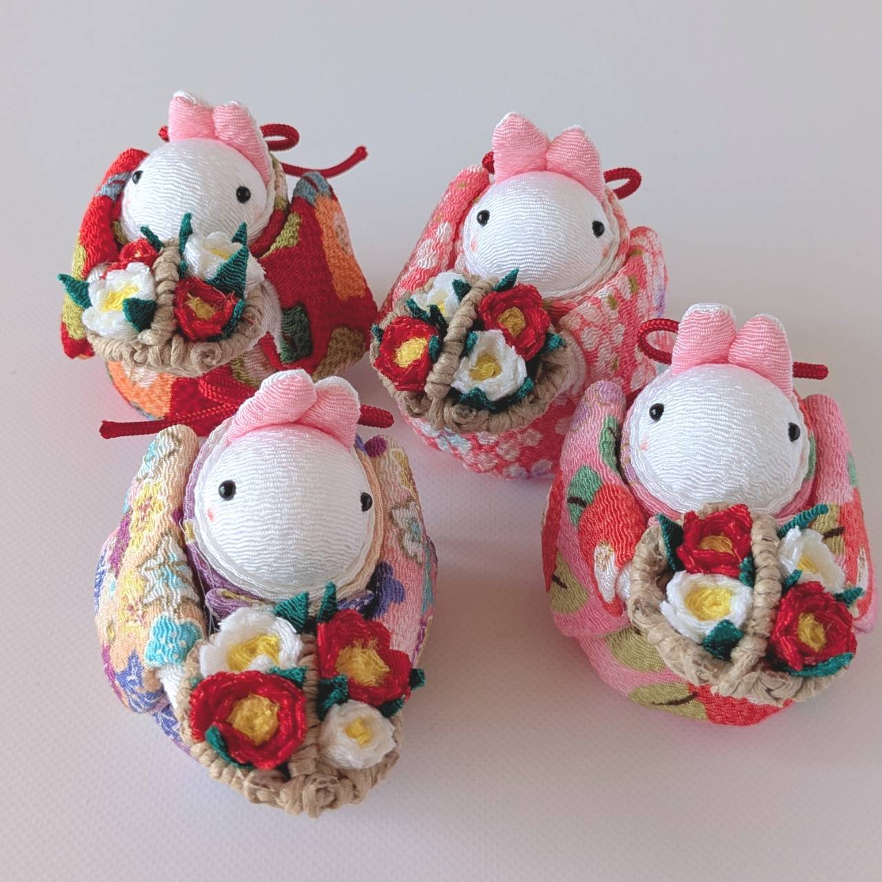 椿うさちゃん 紅白椿かご ちりめん生地