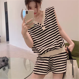 【送料無料】 パジャマ ナイトウェア ルームウェア 上下セット 2点セット Tシャツ パンツ ボトム ショートパンツ 半袖 ノースリーブ Vネック Aライン フレア 薄手生地 可愛い 大人可愛い きれいめ シンプル カジュアル シック コンサバ 華やか 大人 上品 おしゃれ お洒落 こなれ感 高見え ボーダー しましま 夏 レディース 女性用 ママ 20代 30代 40代 部屋着 普段使い ファッション コーデ スタイル 楽ちん 体型カバー 定番 プチプラ 着痩せ