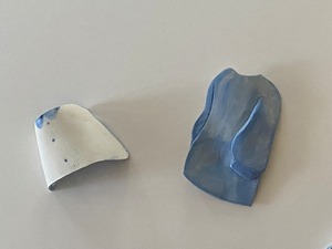 《ノエルの贈り物》古屋真美「カーブした服のオブジェ」「水色の動きやすいワンピースのオブジェ」 Furuya Mami/(陶)