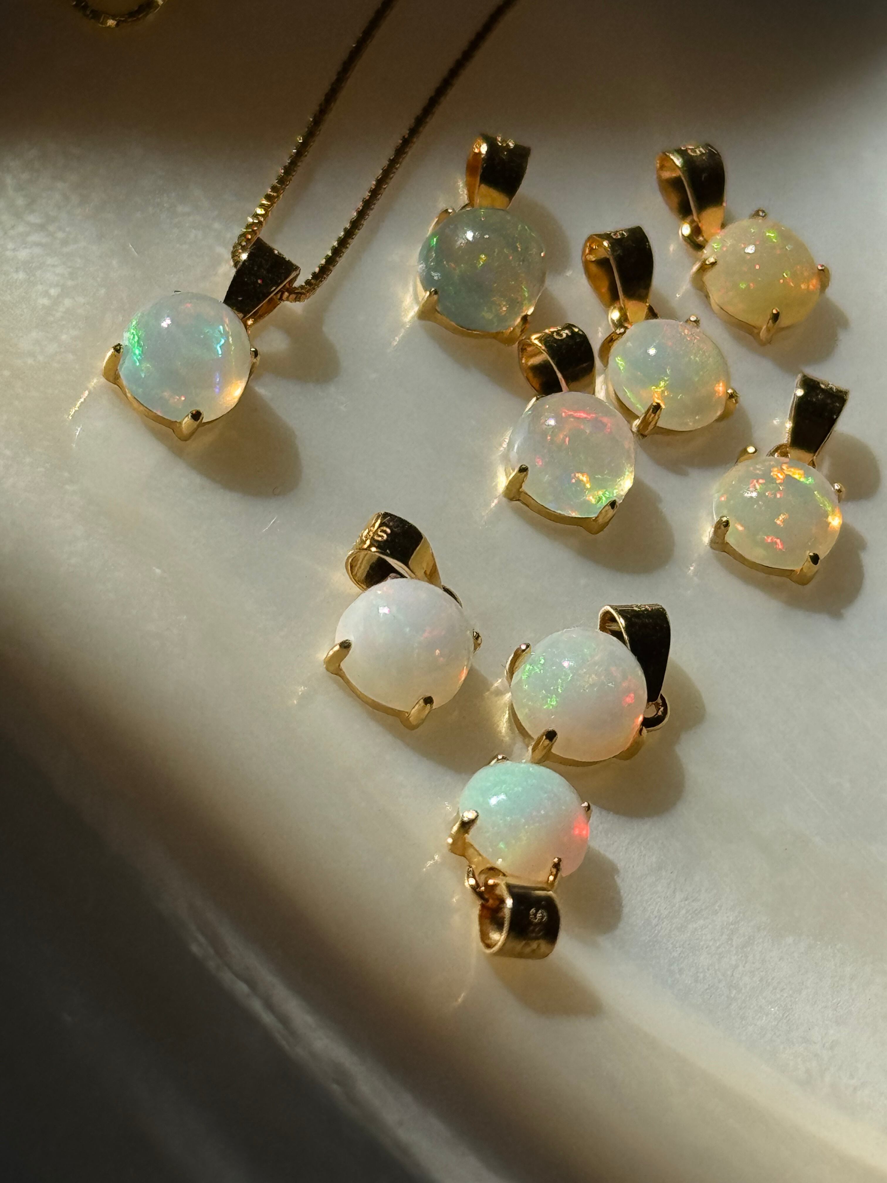 幻想的な遊色が浮かび上がる〈エチオピアオパール〉ネックレス