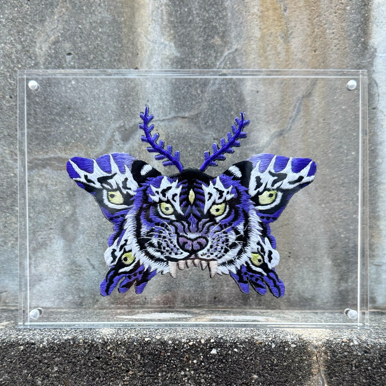 幻妖蛾虎刺繍アクリルスタンド