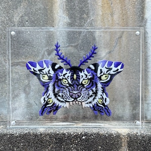 幻妖蛾虎刺繍アクリルスタンド