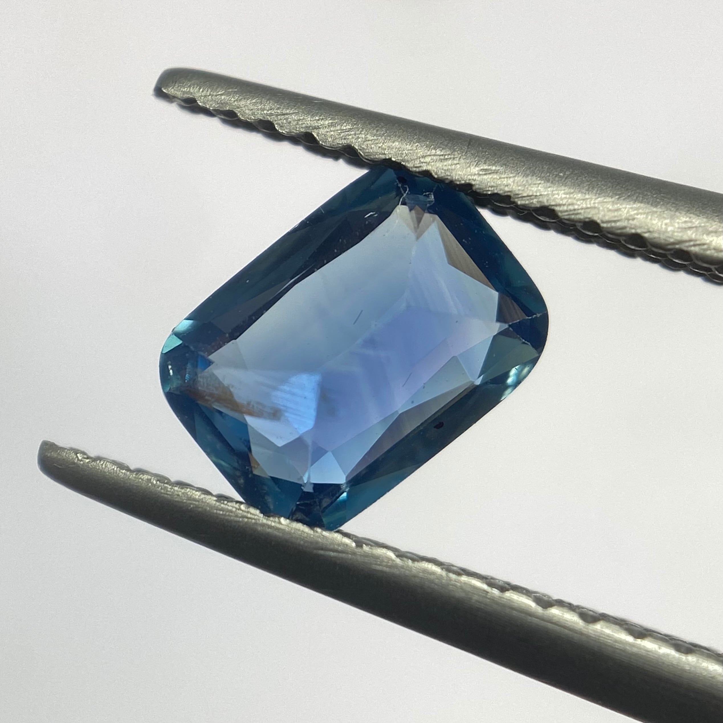 繊細で珍しいブルーのサファイア