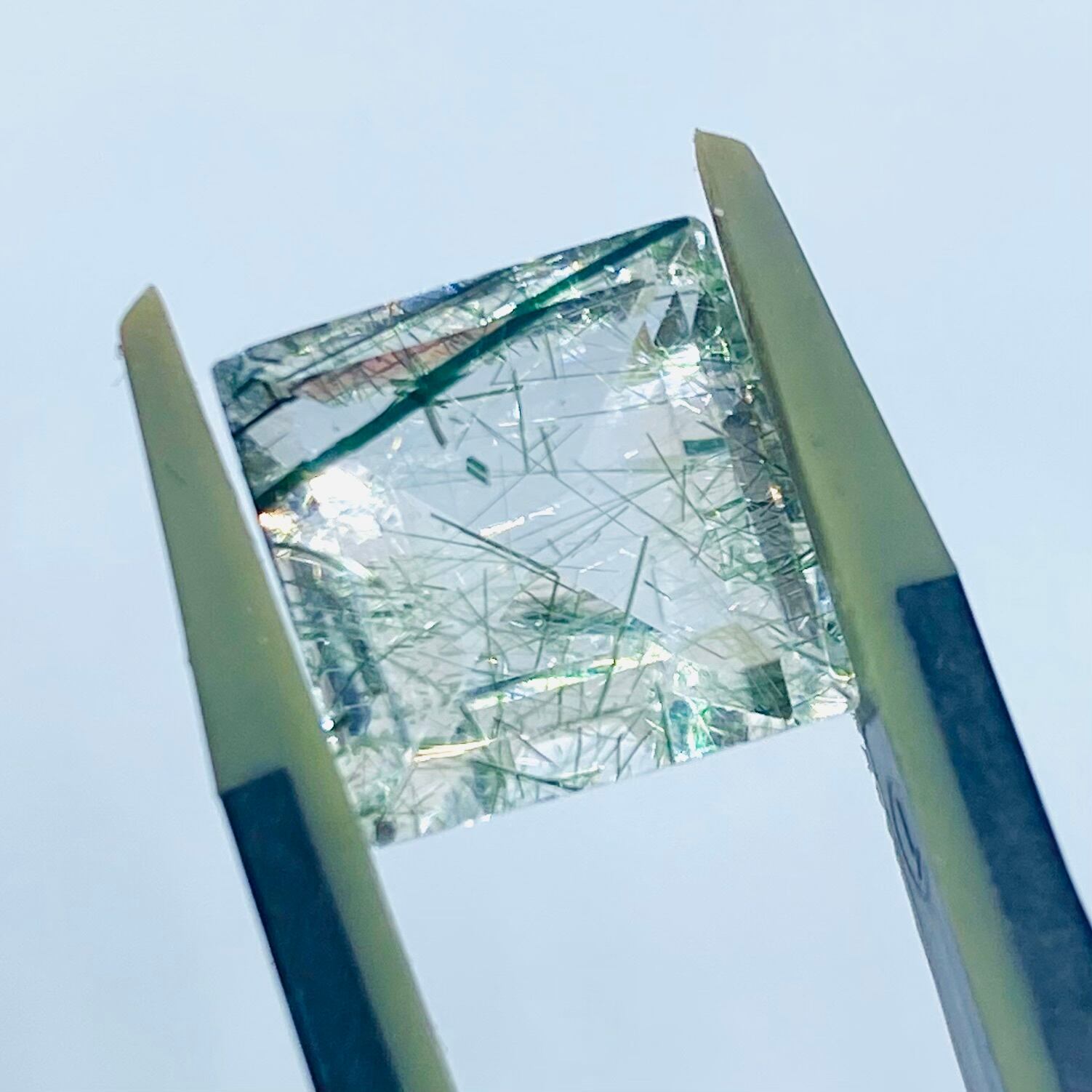 クールなグリーンルチルインクオーツ