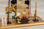 ミニチュアセット　2-381 金色兜飾り（弓太刀付き） thumbnail 2