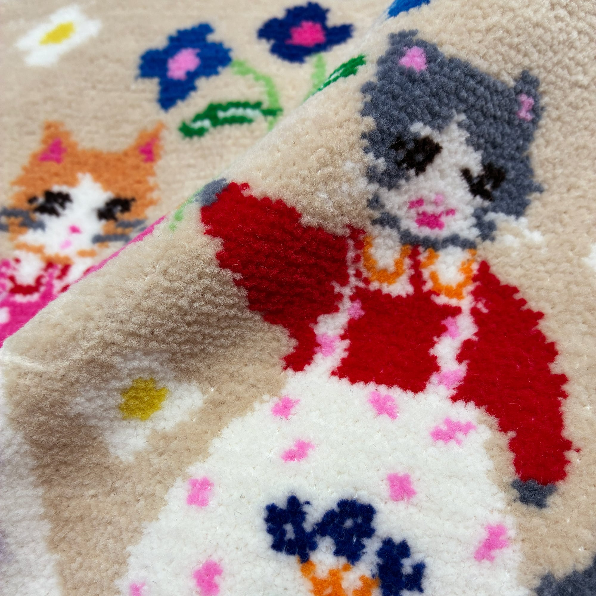 Aiko Fukawa】布川愛子 CHENILLE HANDKERCHIEF お花を掲げる猫たち