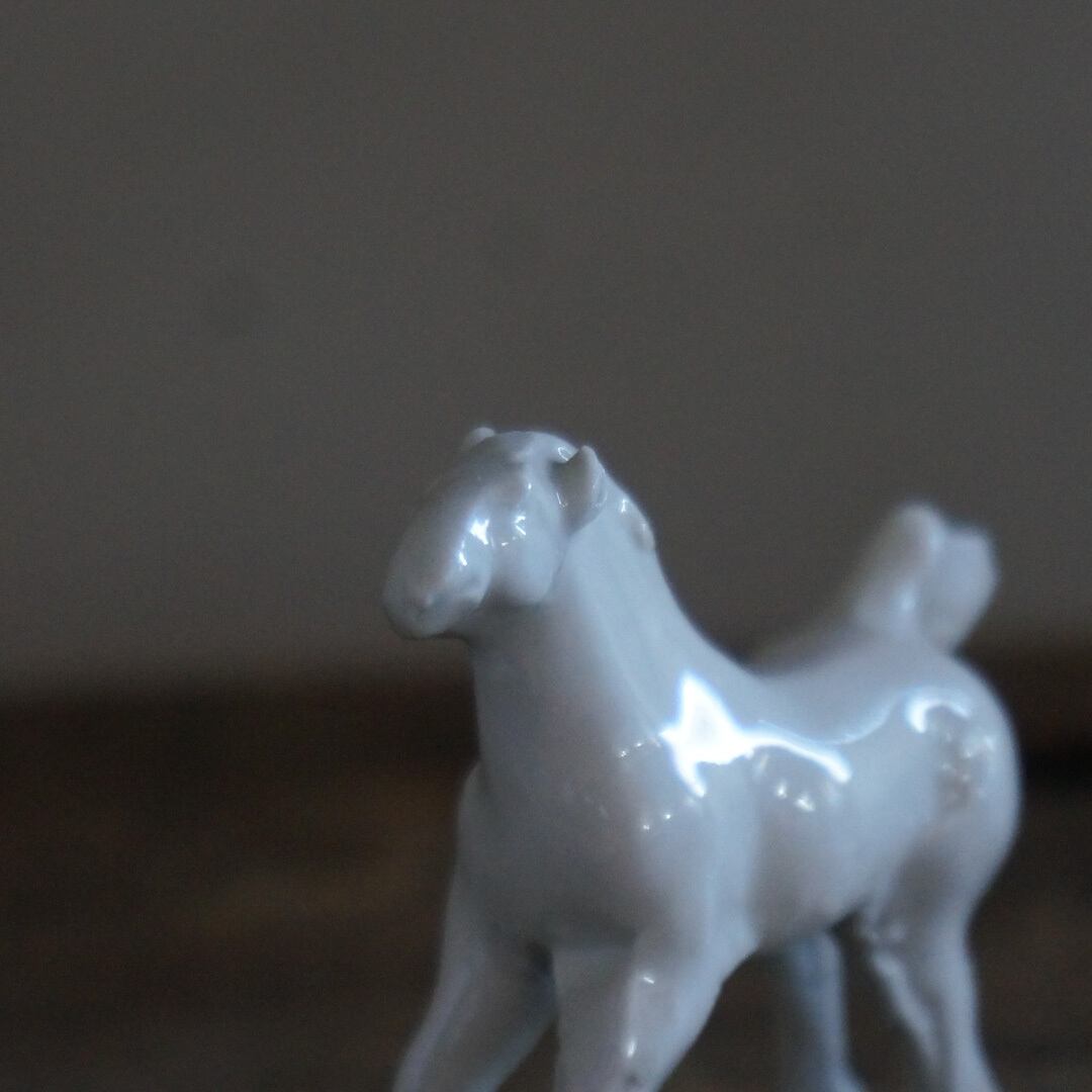 古いベルギー陶器の馬