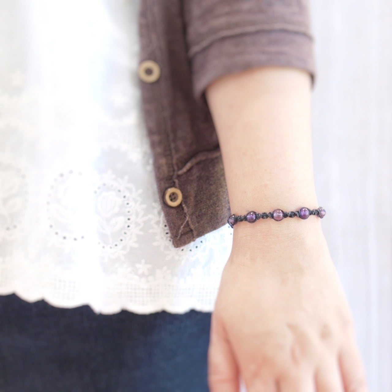 アメジスト＋パープルフローライト6ミリ玉ナチュラルマクラメ