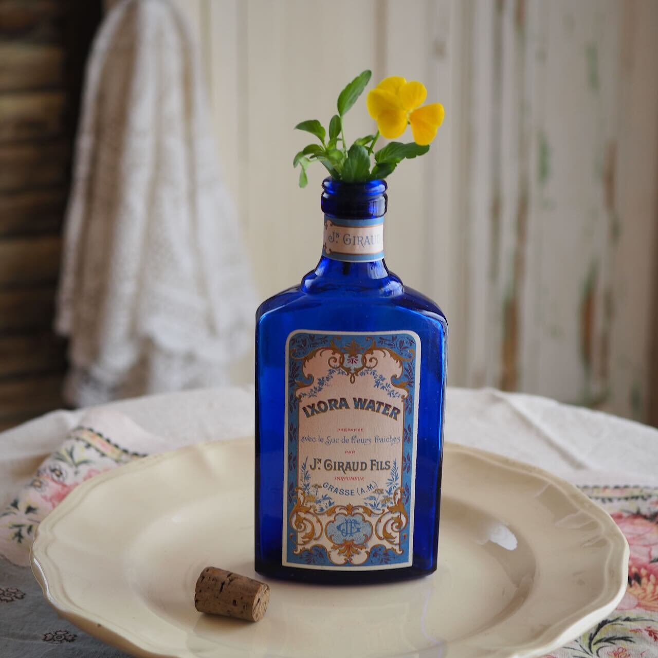 アンティークの美しいブルーボトル