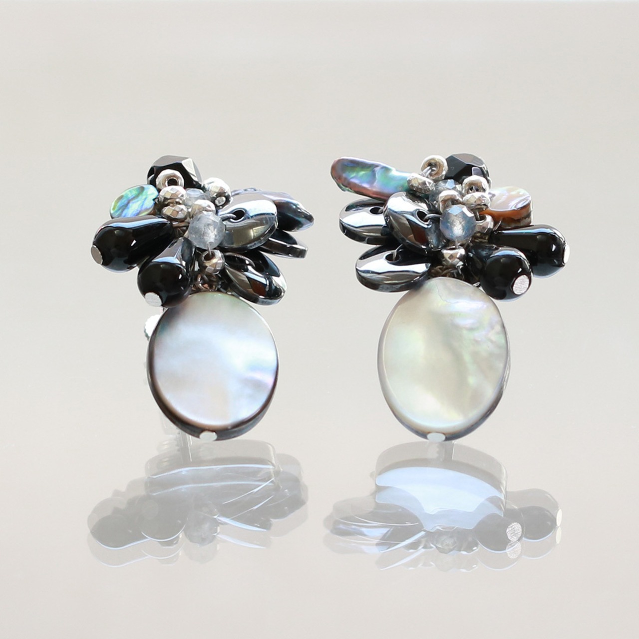 シックな色合い！シェルイヤリング mm1204