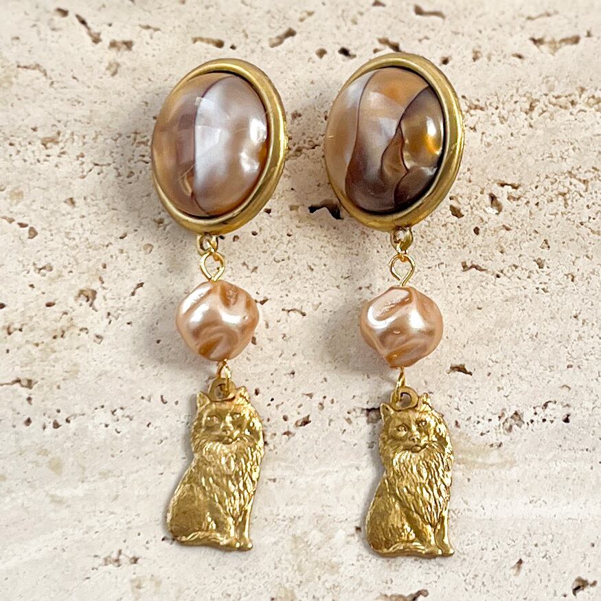 マーブル模様のヴィンテージビーズカボション猫ピアス＆イヤリング  