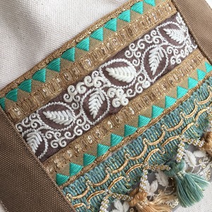 タッセル刺繍が目を惹くバッグ