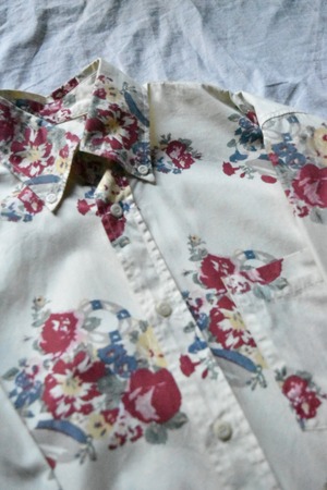 Euro cream base flower pattern shirt