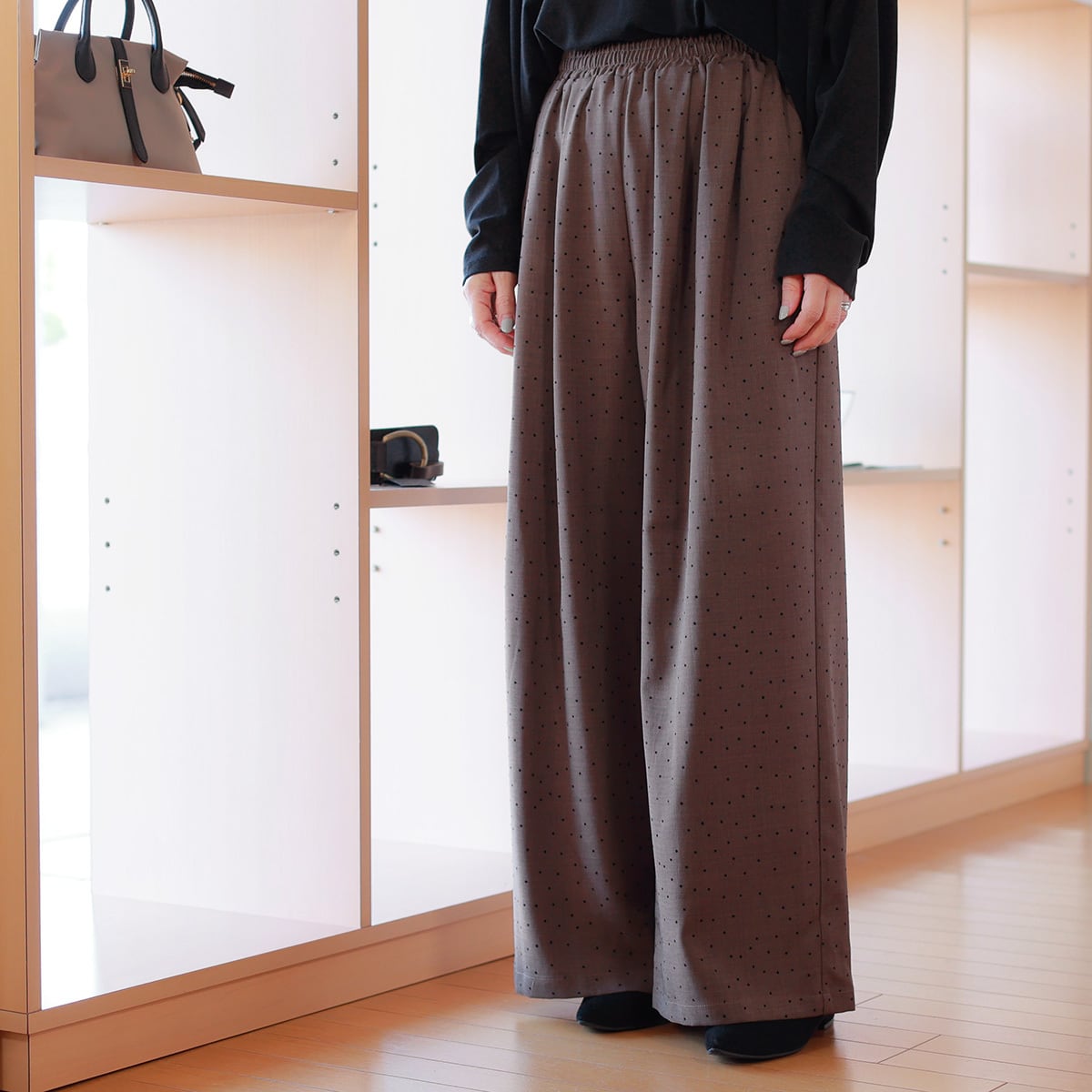 Tenue / テニュイ フロッキードットプリント ワイドパンツ| 微起毛のさりげない甘さと手洗い対応