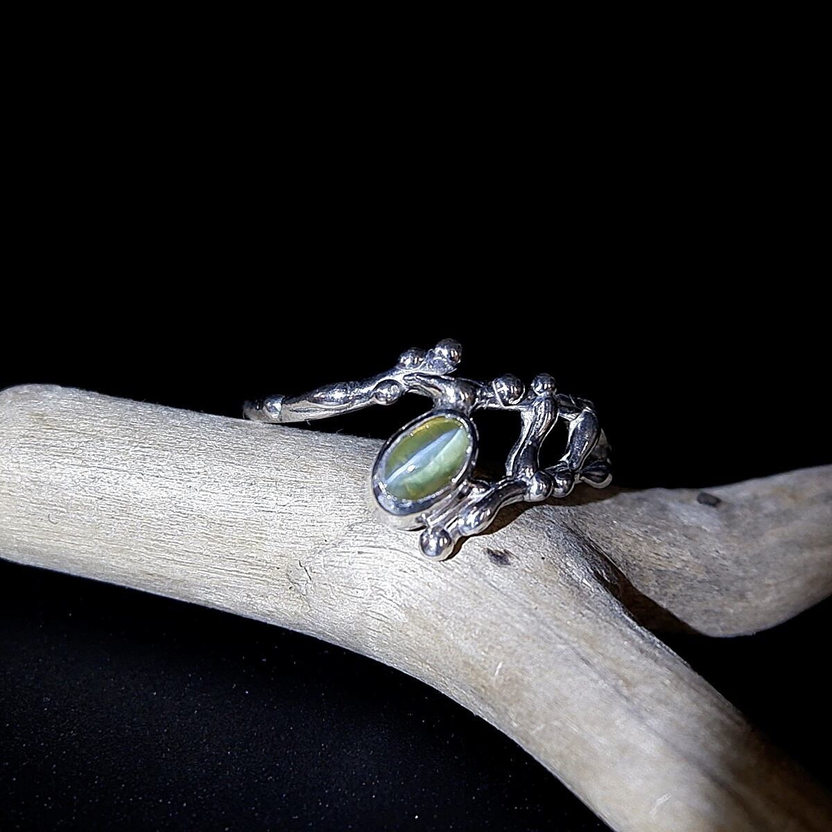 クリソベリルキャッツアイのデザインリング 13.5号 ～金緑のまなざし