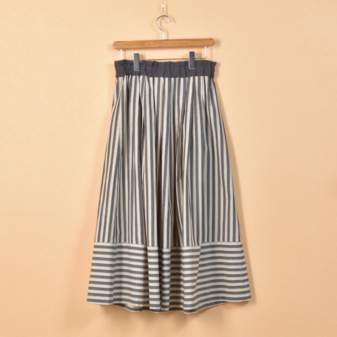 MAGALI マガリ ウォッシュドコットンリネン・アンティーク・スカート・ブラックストライプ ふんわりとしたシルエットで、裾の切り替えがデザインのポイントになっております。【送料無料】