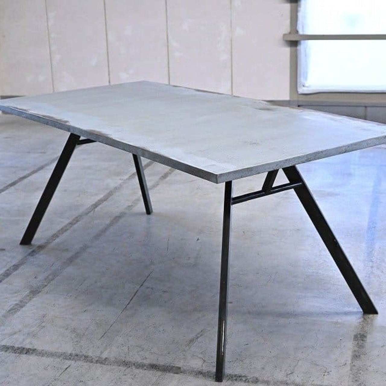 デンマーク製 DAN-FORM DENMARK ダイニングテーブル アルミ アイアン脚 ミーティング 机 スカンジナビア デスク ダンフォーム【中古家具/中古インテリア/USED家具ユーズド家具/リサイクル】