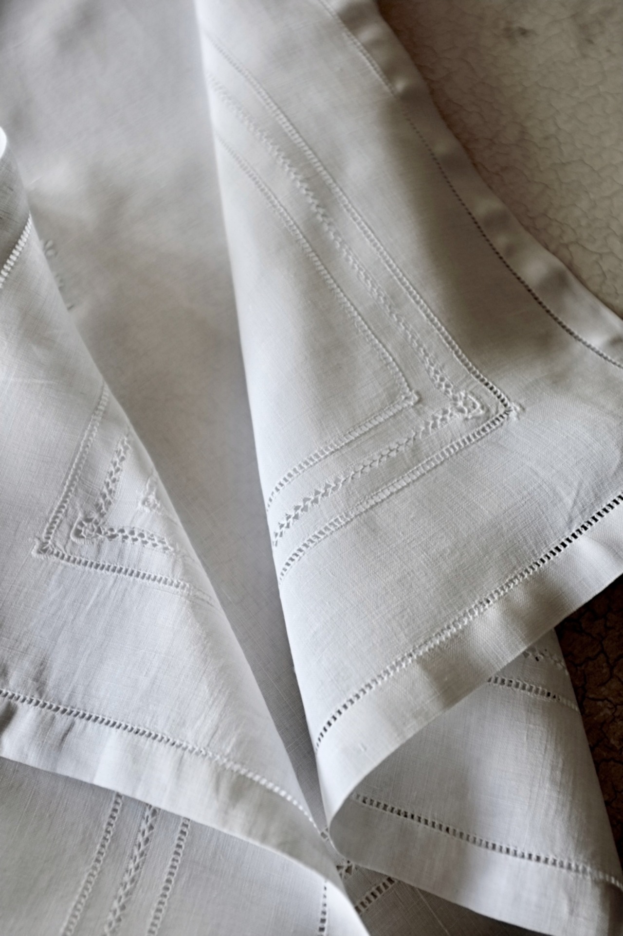 フランス リネン 80c 白の庭園と白薔薇的モノグラムのある刺繍クロス アンティーク