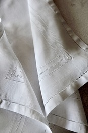 フランス リネン 80c 白の庭園と白薔薇的モノグラムのある刺繍クロス アンティーク