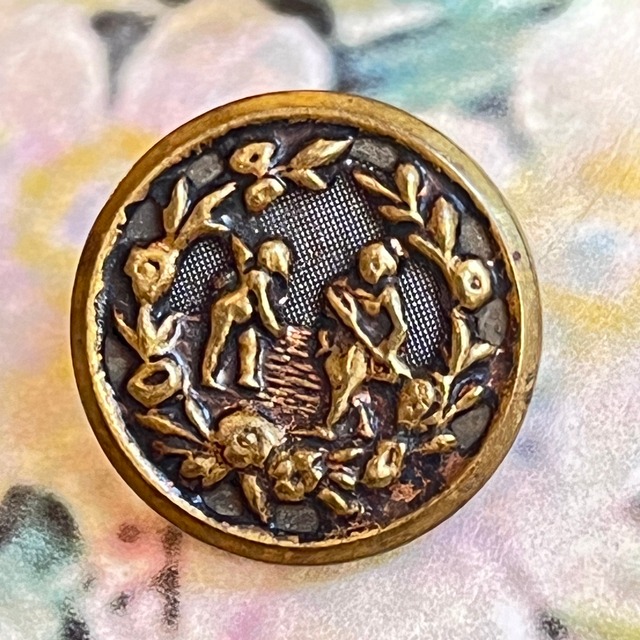 antique《ボタン》天使と草花フレーム／約1.7cm　1個