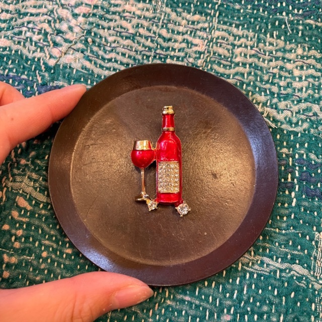 TOPANGA Jewelry Bijou art brooch Red wine and a glass / ビジューアートブローチ 赤ワインとグラス プレゼント プチギフト ジャケット 帽子 バッグ ニット キラキラ アクセサリー かわいい ファッション小物