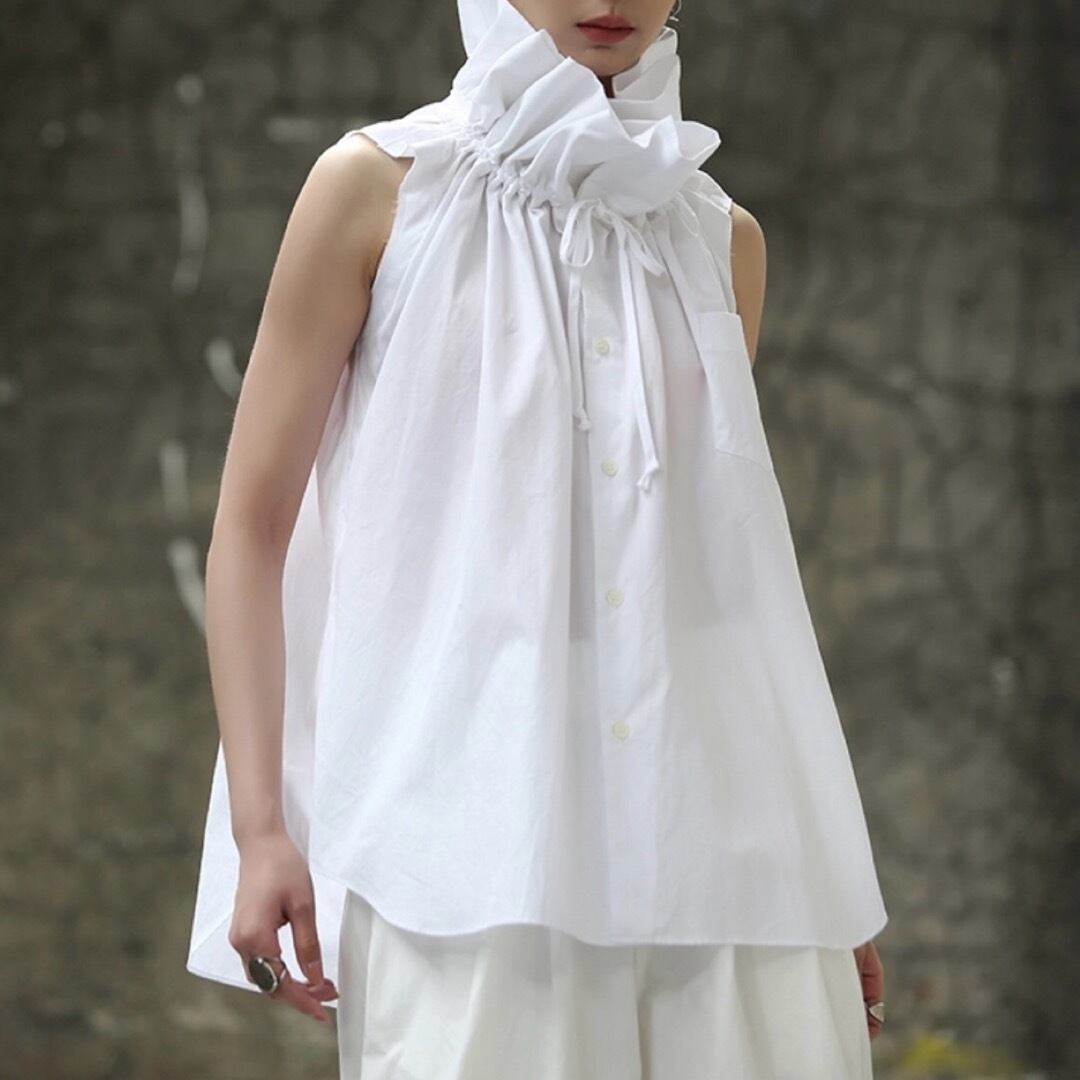 White/Black ruffle neck design sleeveless shirt 00044
