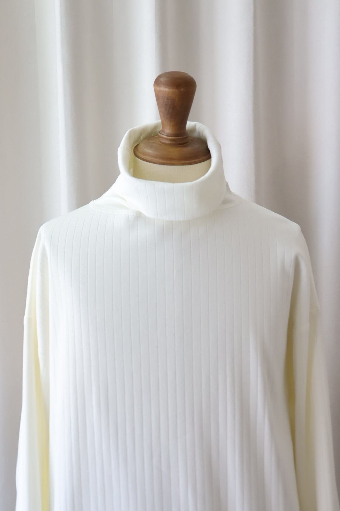 (未使用)針抜きフライスオーバーサイズハイネックL/S サイズ4 AUBETT