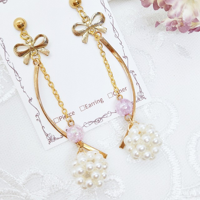 ひび割れビーズとつぶつぶパールボールのゴールドリボン耳飾り୨୧ピアス/イヤリング