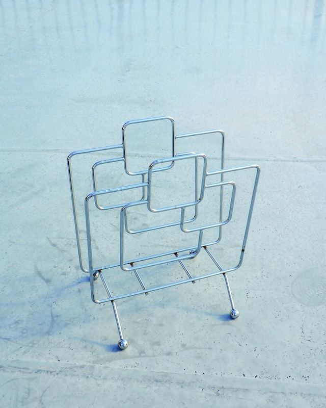 Chrome-plated geometric wireframe magazine rack