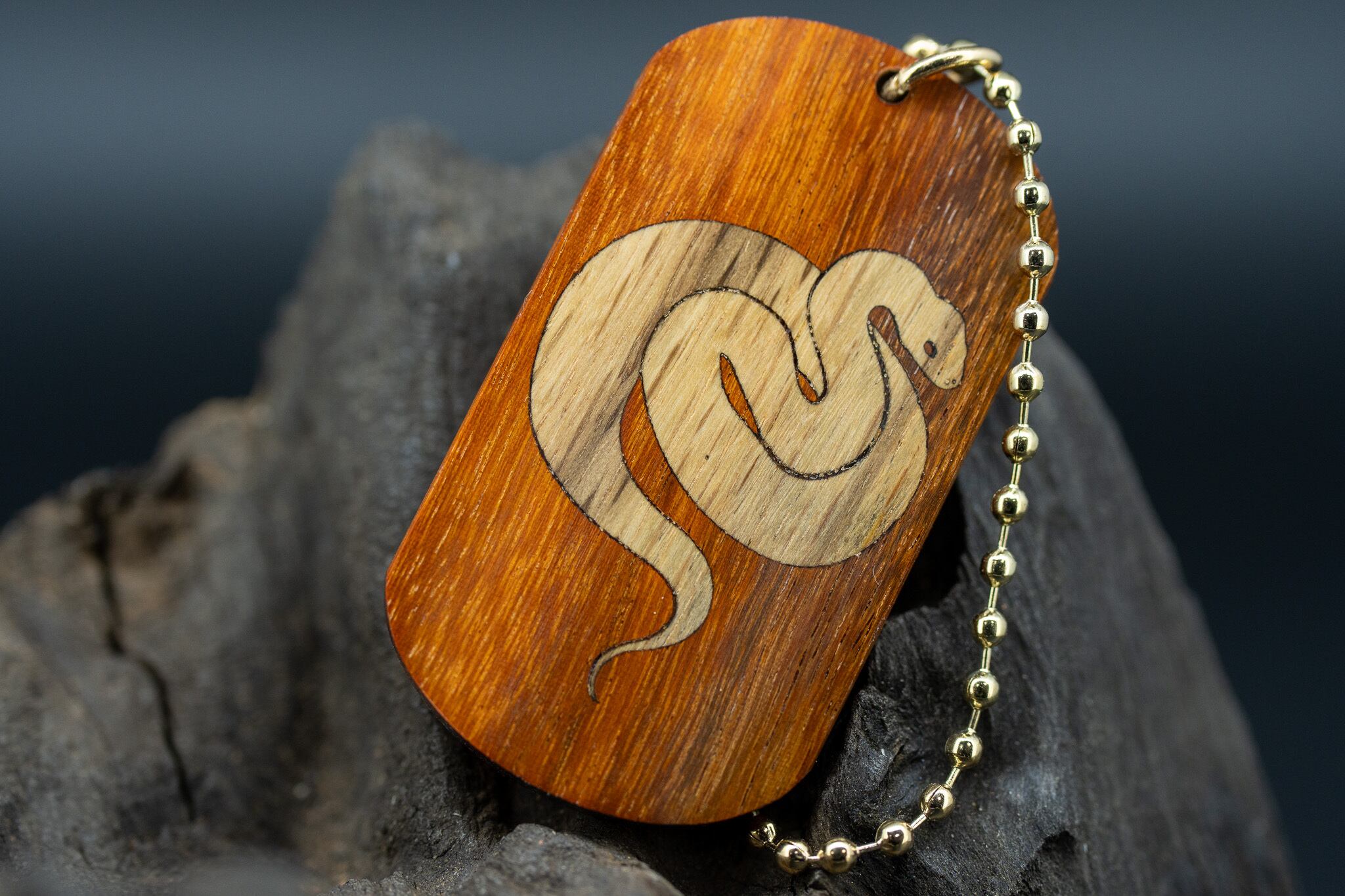 【染色と音楽の源】フェルナンブーコ ドッグタグ 象嵌 干支タグ 乙巳