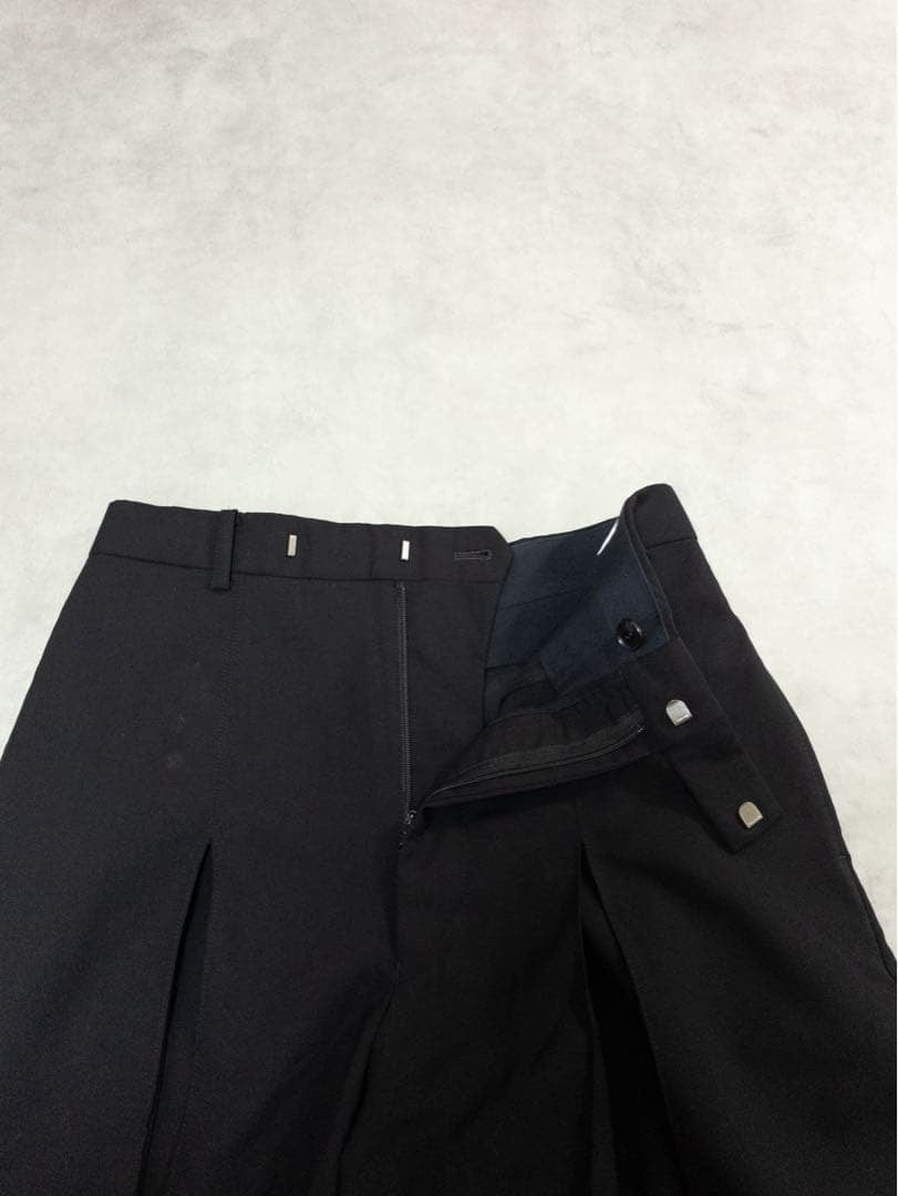 LITTLEBIG 22SS プリーツ ショートパンツ スラックス ブラック LITTLEBIG 22SS プリーツ ショートパンツ スラックス ブラック | CHASE