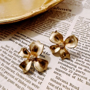 メタルフラワーイヤリング