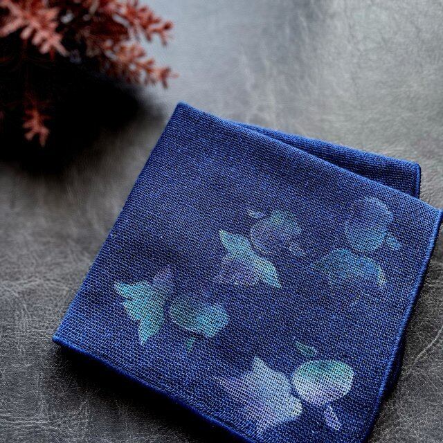 手染めハンカチ 金魚 国産タオル ガーゼ生地 紺 no.9-13 | 工房とみ伊